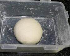 法式培根麦穗包 ,揉成团，放入容器中，加上盖， 放入冰箱进行冷发酵