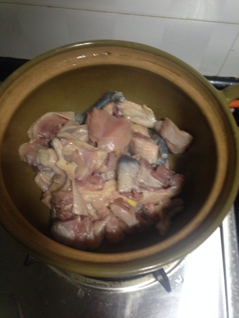 板栗木耳煲鸡,如图把鸡沥干放入锅中，不要急着翻动，先让鸡肉水分烧干。3分钟后用翻炒鸡肉。