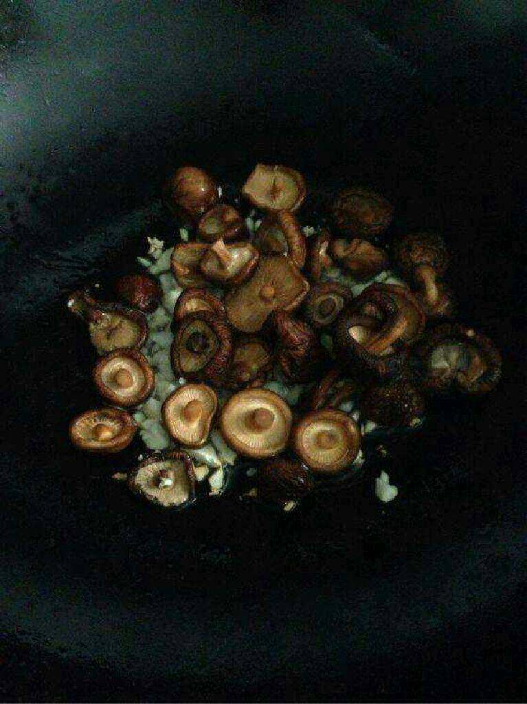 青菜炒香菇,在把香菇倒进去。