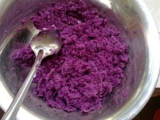 紫薯甜心汤圆,紫薯切碎蒸熟碾成泥。