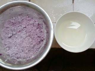 紫薯甜心汤圆,白糖温水化掉，将糯米粉放进紫薯泥里，慢慢加白糖水揉。