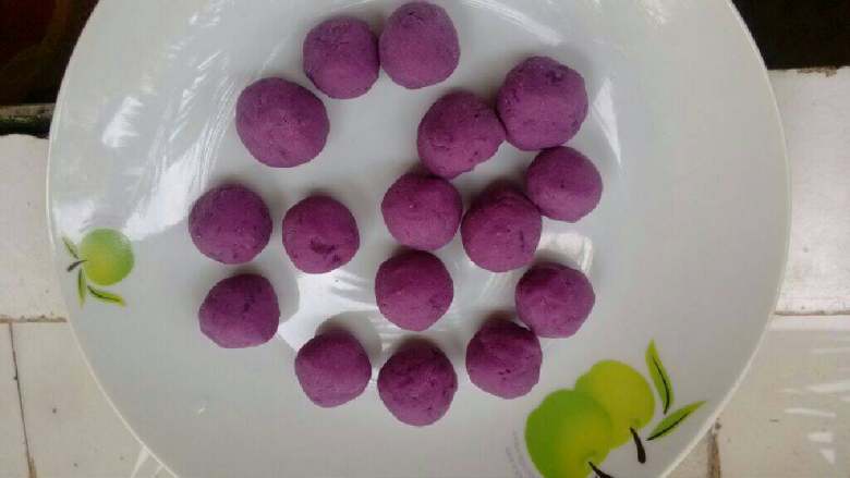 紫薯甜心汤圆,掰一小块，捏扁，放白糖进入包好，捏圆。