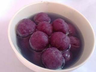 紫薯甜心汤圆,开水下锅煮熟即可。