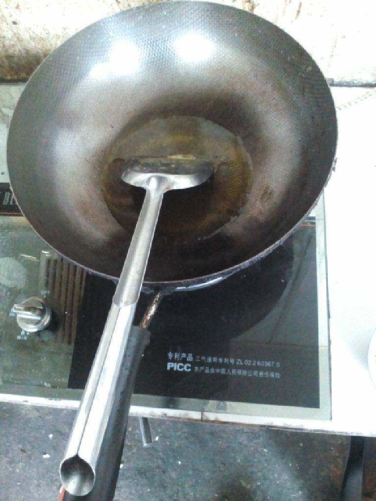 菠菜炖鸡蛋,锅热放油我是用的是豆油所以油要烤出烟那样好吃没有豆子的气味