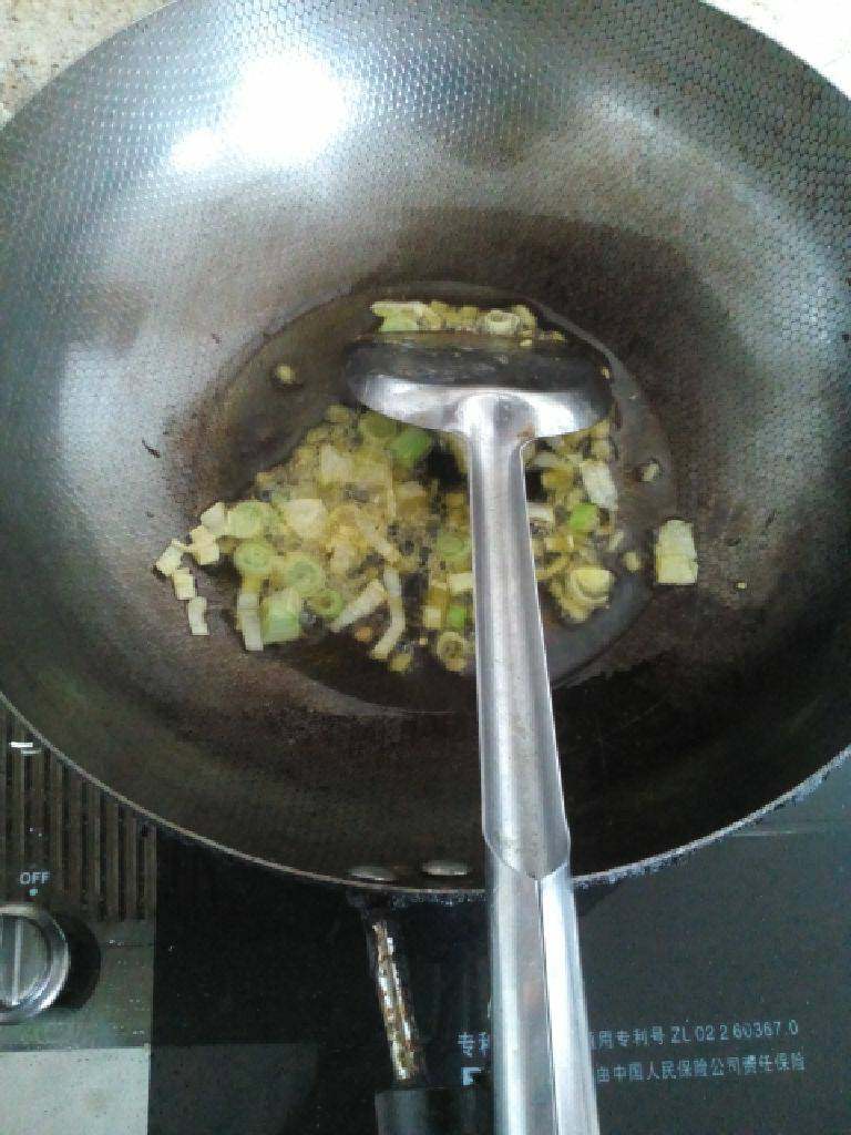 菠菜炖鸡蛋,油热放葱姜炸锅