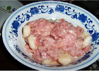 酸甜可口的荔枝肉,马蹄块与肉片一起用湿淀粉和盐 料酒腌制上浆。