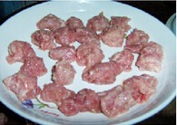 酸甜可口的荔枝肉,将上好浆的肉片卷起来做成荔枝状。