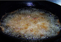 酸甜可口的荔枝肉,锅中放肉烧热， 倒入上浆的肉片和马蹄，用勺扒散。