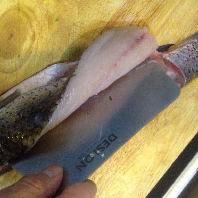 麻辣鱼片,如图从背部贴骨剔出两片鱼肉