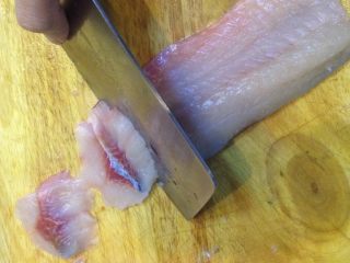麻辣鱼片,如图刀成四十五度角切片，厚六七毫米，一刀连皮的连刀肉、一刀切段，形成一个大片