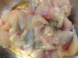 麻辣鱼片,如图精盐、胡椒粉、料酒抓匀腌制鱼片