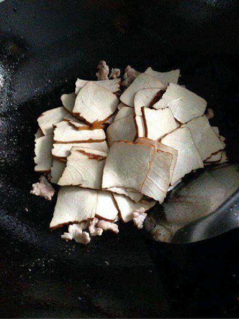 豆腐干炒肉,在把豆腐块倒进去炒。