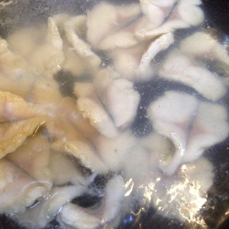 麻辣鱼片,如图将鱼片打开、一片片下入开水锅中十秒出锅