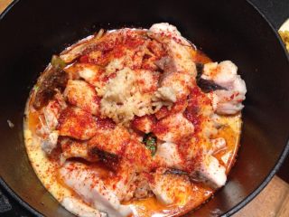 麻辣鱼片,如图油烧热后离火撒入一把花椒，油炸三五秒后用漏勺隔离花椒进行泼油炝锅，确保均匀浇在辣面上