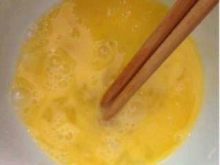 家常菜【红烧带鱼】,鸡蛋带在碗里搅拌均匀。