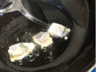 家常菜【红烧带鱼】,锅里放油钱热，把带鱼在鸡蛋里裹一下放锅里炸。