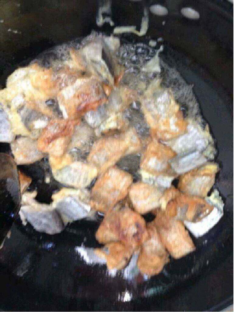 家常菜【红烧带鱼】,都炸成焦黄。
