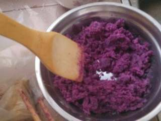 又香又脆的紫薯饼,去皮用勺子捣烂