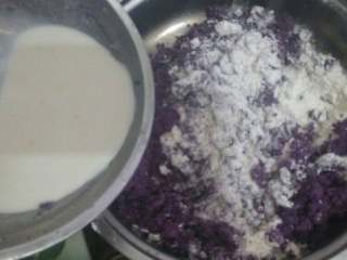 又香又脆的紫薯饼,再加牛奶搅拌均匀，揉成光团醒一会儿，分若干挤子。