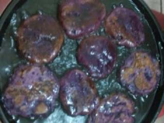 又香又脆的紫薯饼,再一次放好多油炸的试试。