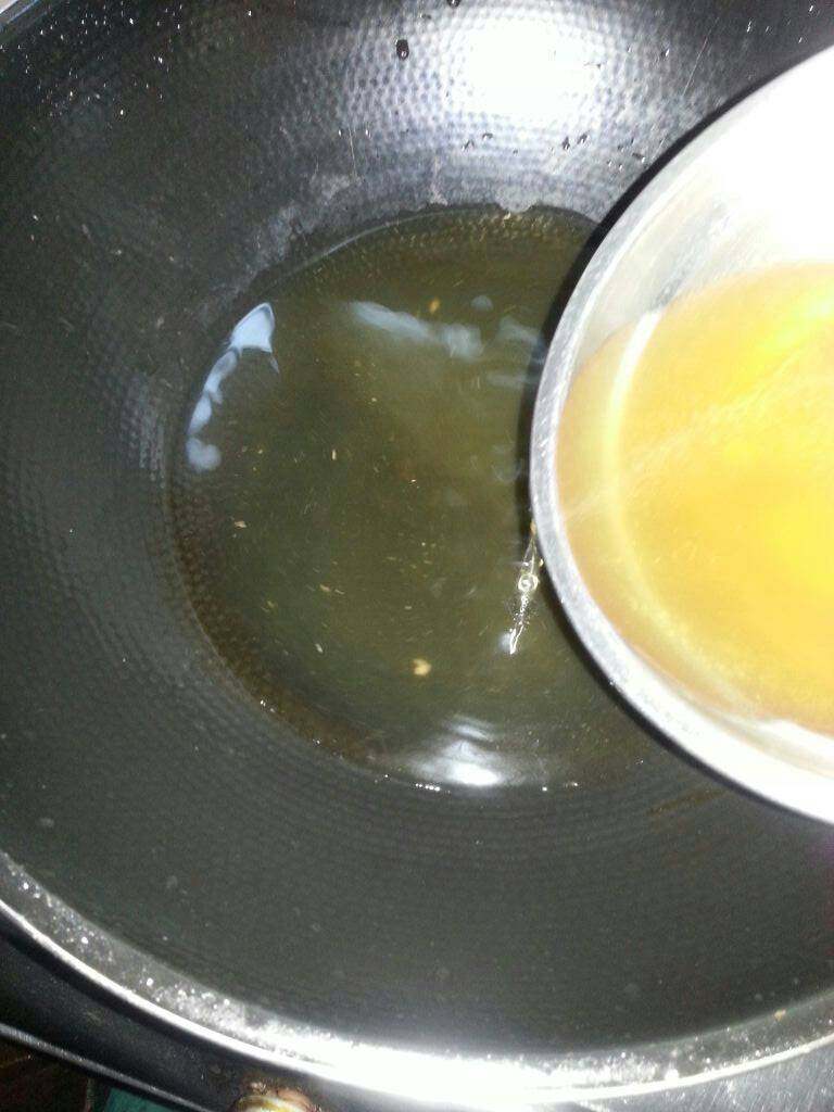 白菜鱼丸汤,用2碗清汤倒在锅里煮开。