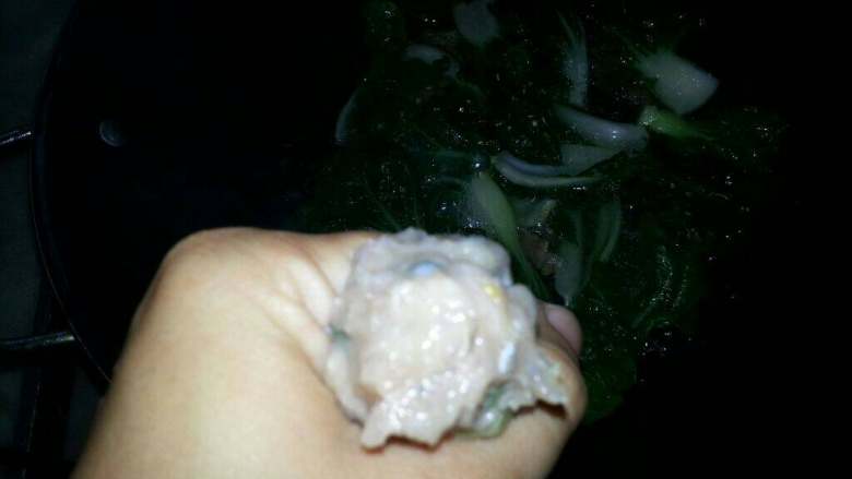 白菜鱼丸汤,用手抓点鱼肉食指与母指间的虎口向上推、变成鱼丸。重复这样做好几次