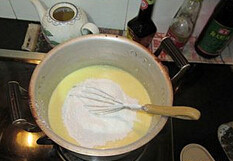 斑兰轻乳酪蛋糕 ,将蛋黄糊倒进奶酪糊中拌匀，再加入3滴的斑兰油，再搅匀即可。