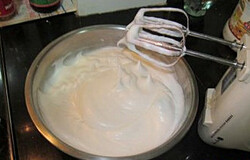 斑兰轻乳酪蛋糕 ,分次将蛋白糊加入到蛋黄奶酪糊中，切拌均匀。