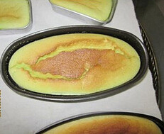 斑兰轻乳酪蛋糕 ,烤箱预热170度，最下层，活底模放到烤盘中，再放入加热水的烤盘内，水浴烤。烤15分钟后降到160度，烤40分钟。