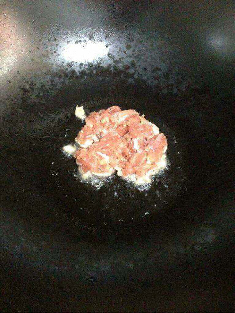 炒鱿鱼丝,锅里放油把肉先炒一下。