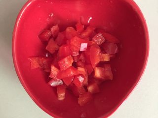 香芋蒸排骨,如图红椒切小块备用