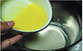 椰蓉吐司,将打散的鸡蛋加入海绵酵头中；