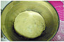 椰蓉吐司,加黄油揉至将近薄膜完全阶段，加酒渍果干揉至完全阶段，盖保鲜膜室温发至1-1.5倍大；