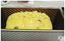 椰蓉吐司,整好型的面团放吐司盒里，盖保鲜膜发酵至原来的1.5倍大小，表面刷蛋液，用刀片将吐司表面划开，露出一层层的组织，略撒一些椰蓉馅，烤箱预热200°，以180°烤40分钟。