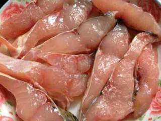 红烧鱼块,把鱼洗干净切好，加入适量生粉和生抽搅拌一下。
