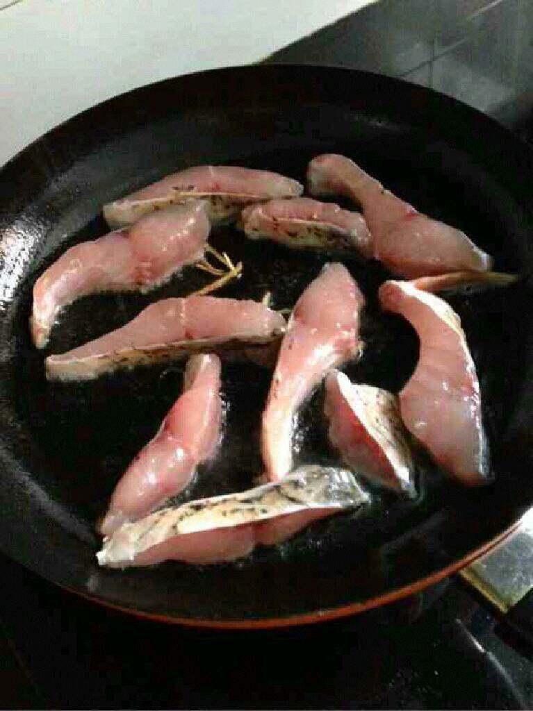 红烧鱼块,把鱼块放进去炸。