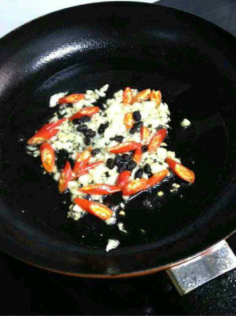 红烧鱼块,锅里炸鱼的油把姜，蒜辣椒放进去爆香。