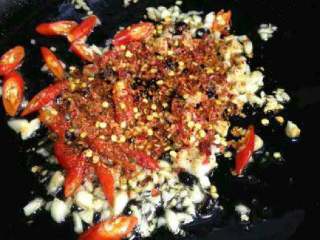 红烧鱼块,在在适量辣椒粉。