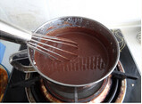 巧克力乳酪慕斯-慕斯做法,小火加热至巧克力融化，液体沸腾。
