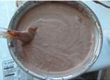 巧克力乳酪慕斯-慕斯做法,打好的淡奶油和冷藏好的慕斯液混合均匀。