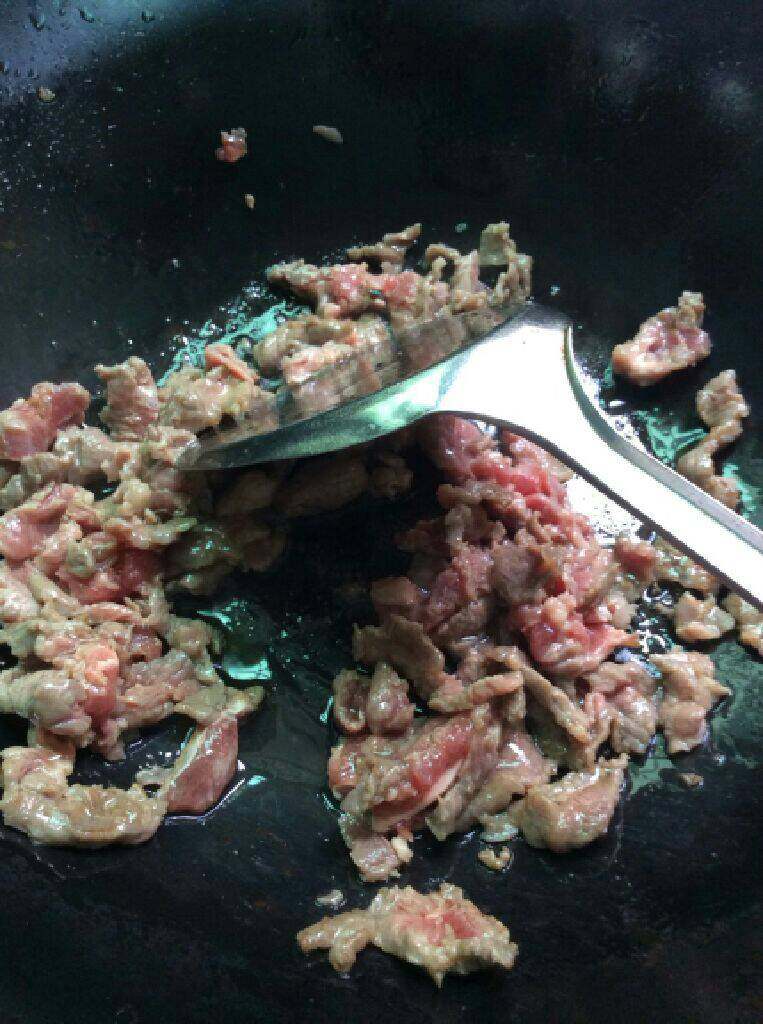 沙爹牛肉面,起锅热油，放入牛肉炒至八成熟
