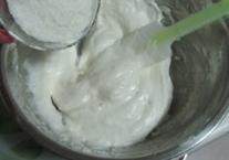 椰丝薄饼,加入过筛的低筋面粉搅拌均匀；再加入椰粉搅拌均匀