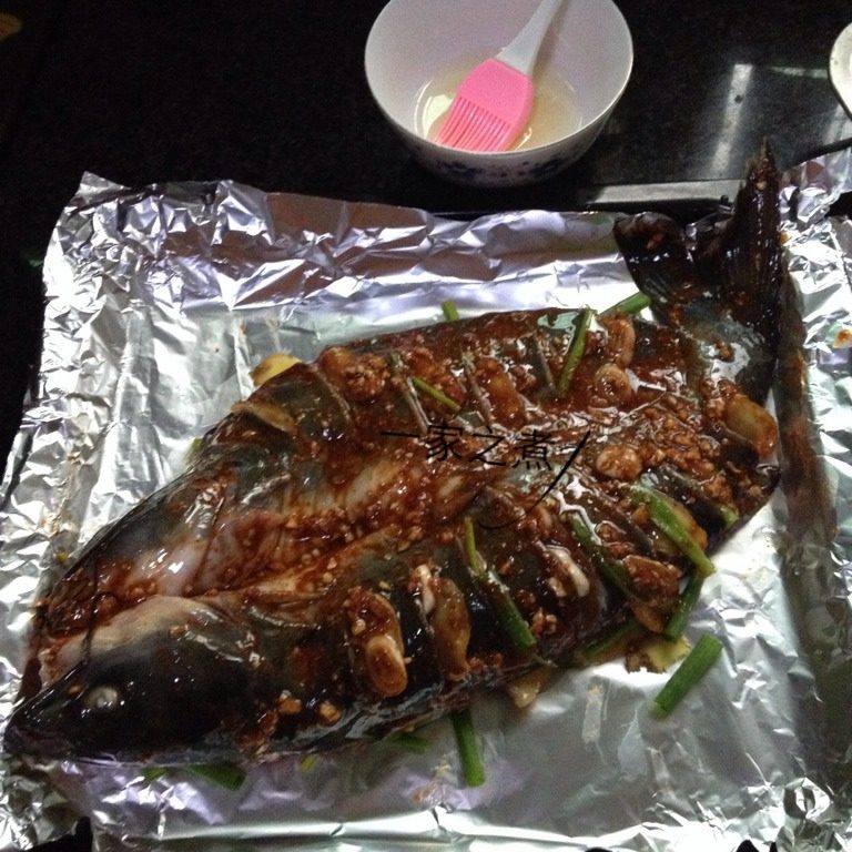 香辣烤鱼,把腌好的鱼放入烤盘中，在鱼身上刷上油