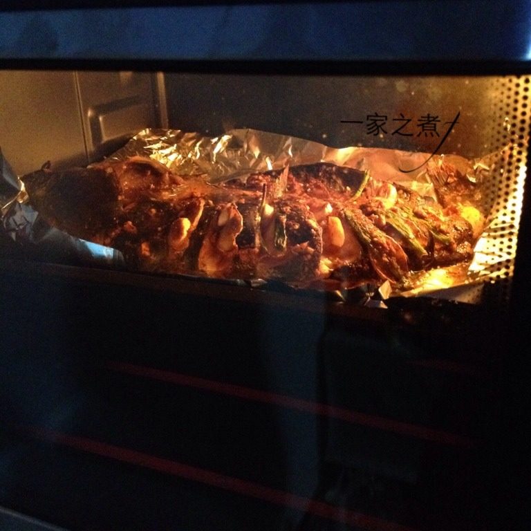 香辣烤鱼,烤箱预热，上下火200度烘烤25分钟