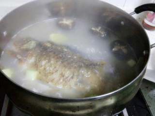 鲫鱼汤,将鲫鱼放入汤锅，放入姜片、大葱段和干香菇，加入适量水。汤煮开后大火煮十分钟～