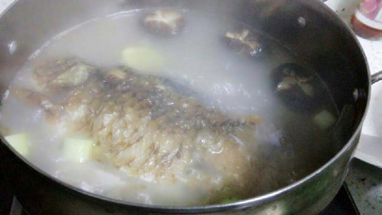 鲫鱼汤,将鲫鱼放入汤锅，放入姜片、大葱段和干香菇，加入适量水。汤煮开后大火煮十分钟～