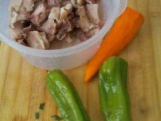 胡萝卜炒猪头肉,准备好的材料。