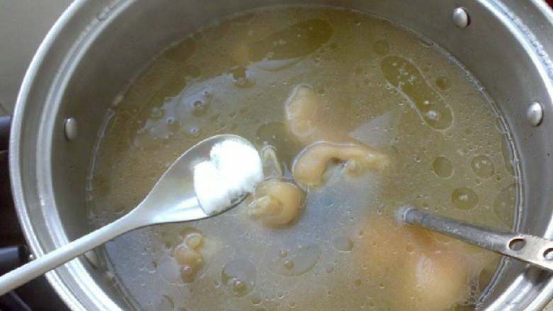 香菇黄豆猪蹄汤,猪蹄、黄豆、冬菇煲至软熟，汤浓稠，加盐调味。