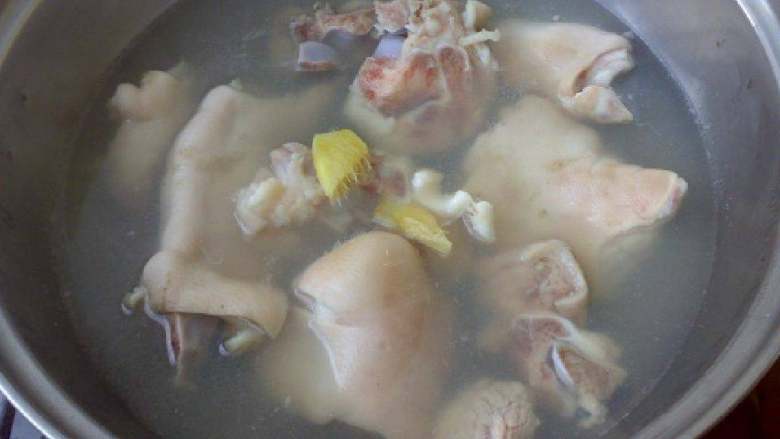 香菇黄豆猪蹄汤,加进猪蹄，中火继续煲。