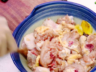 土豆香菇焖鸡,抓拌均匀腌制30分钟